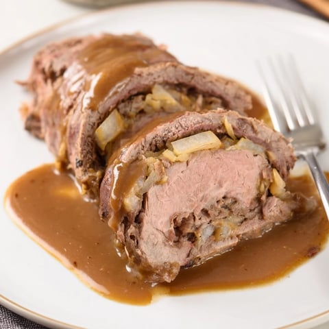 Zart gewickelte Rinderrouladen mit herzhaftem Speck und Senf in reichhaltiger Soße.  